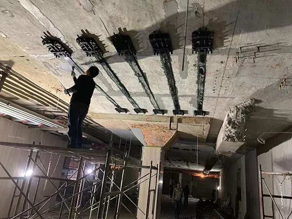 Refuerzo con placas de fibra de carbono pretensadas para un supermercado en Anhui, China