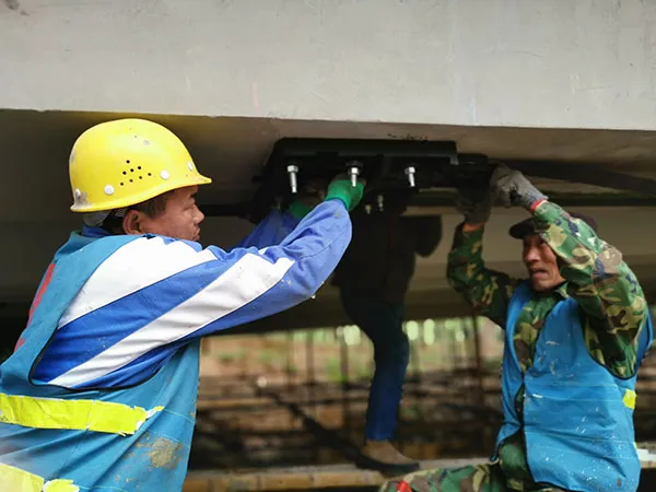 Sistema de pretensado de placas de CFRP pretensadas para el puente del río Qingshui, Henan.