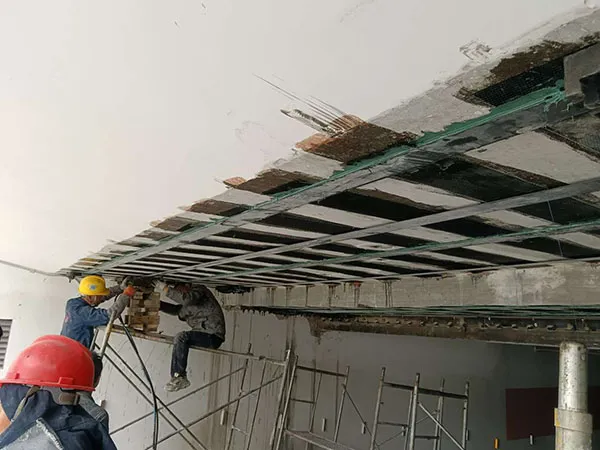 Refuerzo de placa de fibra de carbono pretensadas para losa de sótano en Yancheng, China.